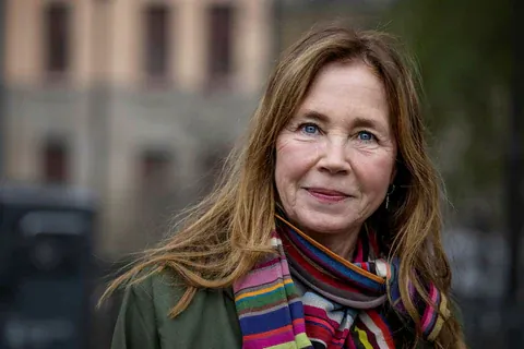 Child psychologist and researcher Malin Bergström outdoors in a green jacket and a colourful striped scarf